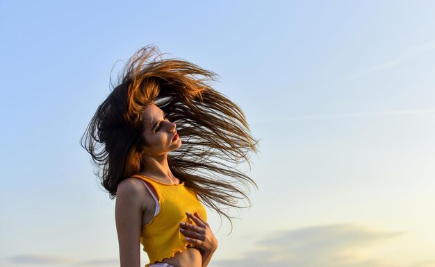 Sich frei fühlen Wind in ihrem Haar Mädchen wachsen lange Haare Gesunde Haarpflegegewohnheiten Starkes Haarkonzept Mädchen langes gesundes glänzendes Haar Es sauber halten Verwenden Sie sanftes Shampoo und warmes Wasser Sommergefühle