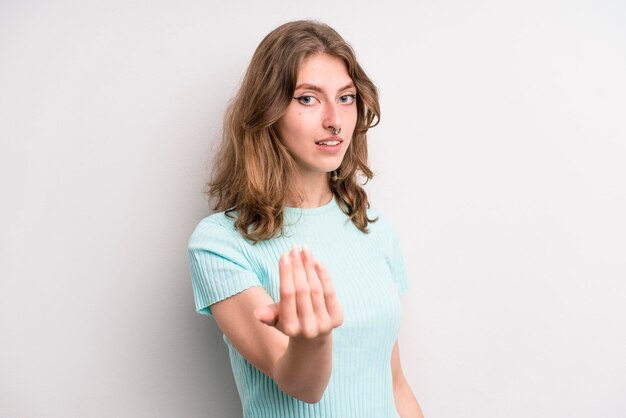 Foto sich glücklich, erfolgreich und selbstbewusst fühlen, wenn man sich einer herausforderung stellt und sagt, bring es voran oder heißt dich willkommen