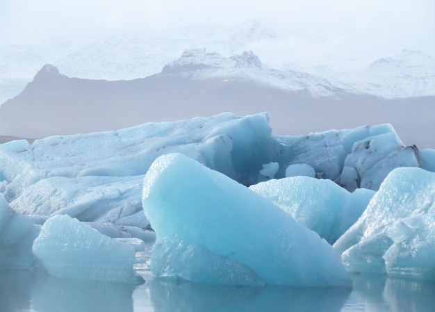 Sich hin- und herbewegende Eisberge in der Jokulsarlon-Gletscher-Lagune, Island