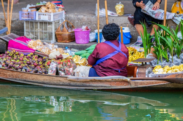 Sich hin- und herbewegender Markt Damnoen Saduak nahe Bangkok in Thailand