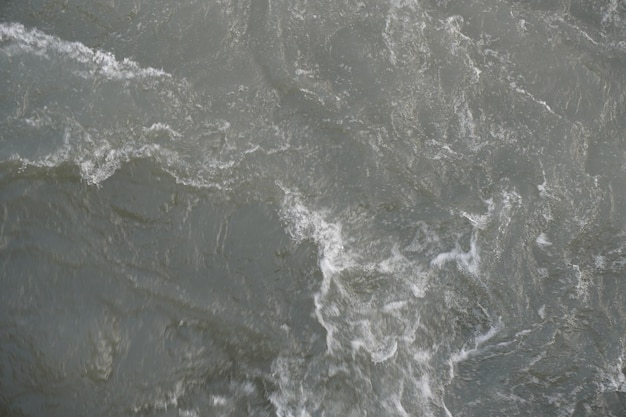 Sich schnell bewegendes Whiskywasser auf dem aktuellen Fluss bewegt die Wellen im Fluss