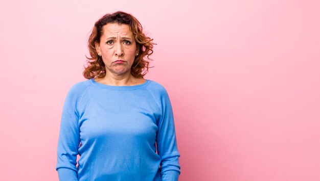 Foto sich traurig und weinerlich fühlen mit einem unglücklichen blick, der mit einer negativen und frustrierten haltung weint