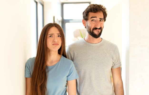 sich traurig und weinerlich mit einem unglücklichen Blick fühlen, mit einer negativen und frustrierten Einstellung weinen