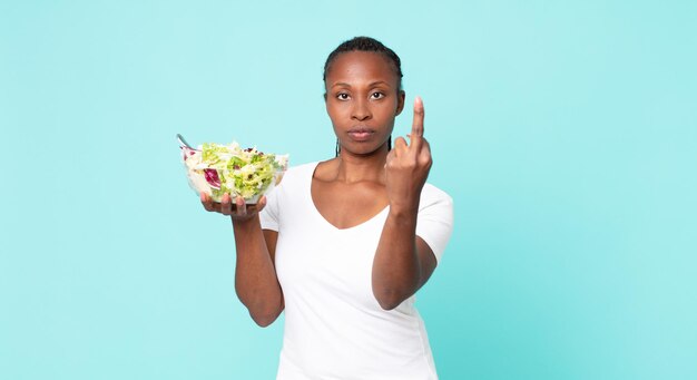 Sich wütend, genervt, rebellisch und aggressiv fühlen und einen Salat halten