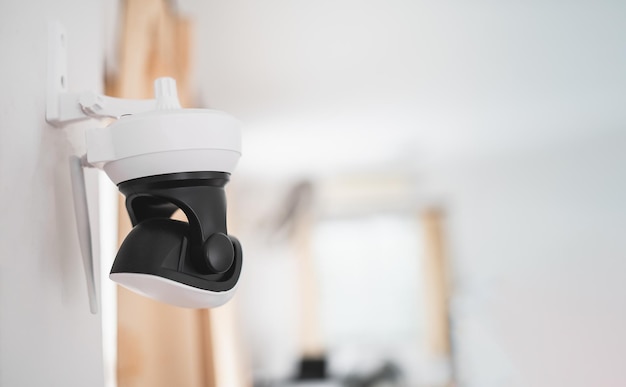 Sicherheit weiße CCTV Closedcircuit Fernsehkamera im Hausinnenraum CCTV im Heimbüro im Haus