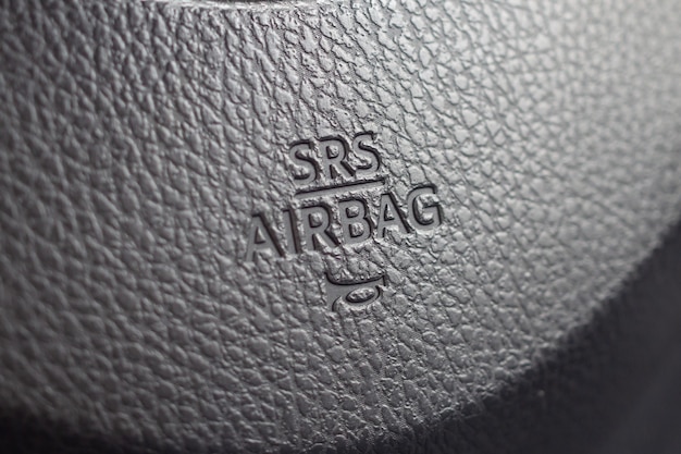 Sicherheits-Airbag-Schild am Lenkrad des Autos mit Hupensymbol