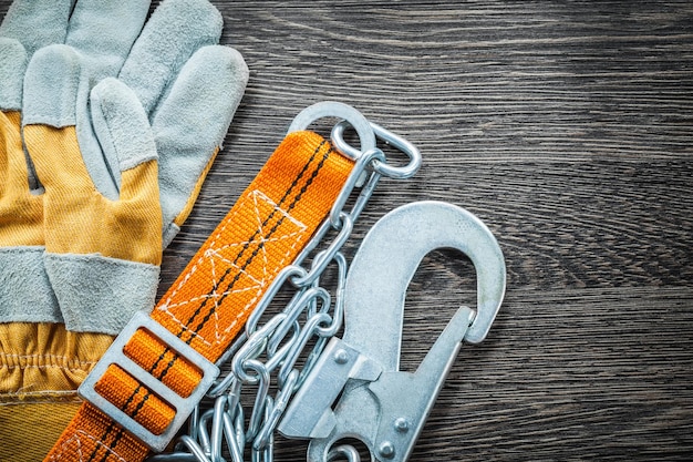 Sicherheitsgurt für Bauhandschuhe auf Holzbrett