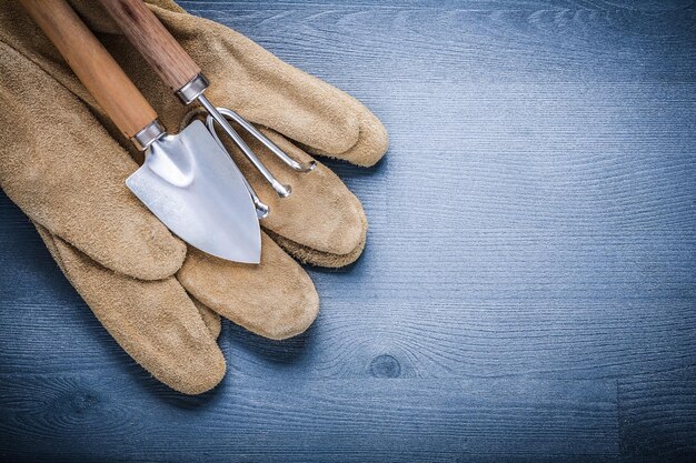 Foto sicherheitshandschuh gartengabel und spaten