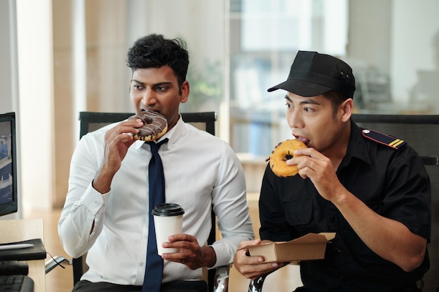 Sicherheitskräfte essen Donuts