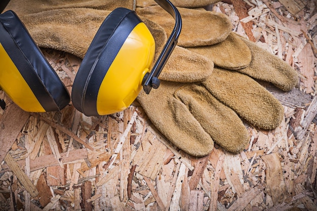 Foto sicherheitslederhandschuhe ohrenschützer auf osb