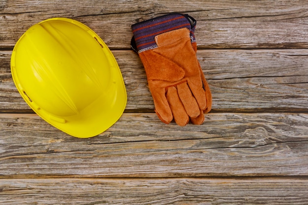 Sicherheitsschutzhandschuhe für den Schutz der Baustelle auf Holzhintergrund