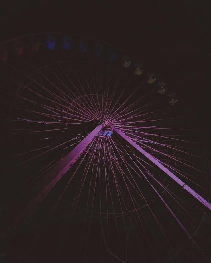 Foto sicht auf das beleuchtete riesenrad
