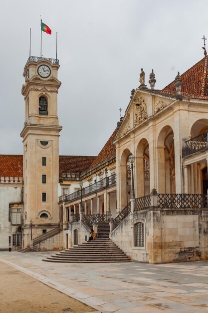 Sicht auf das historische Universitätsgebäude und den Turm von Coimbra gegen den Himmel