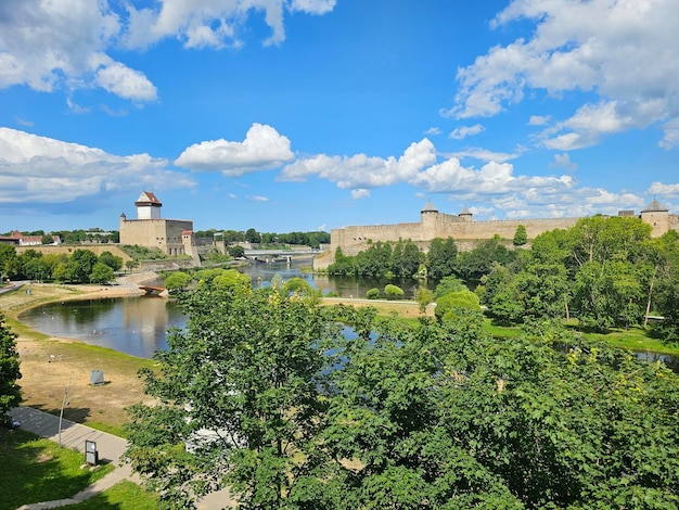 Sicht auf das Schloss Narva in Estland und das Schloss Ivangorod in Russland, das durch die Grenze getrennt ist