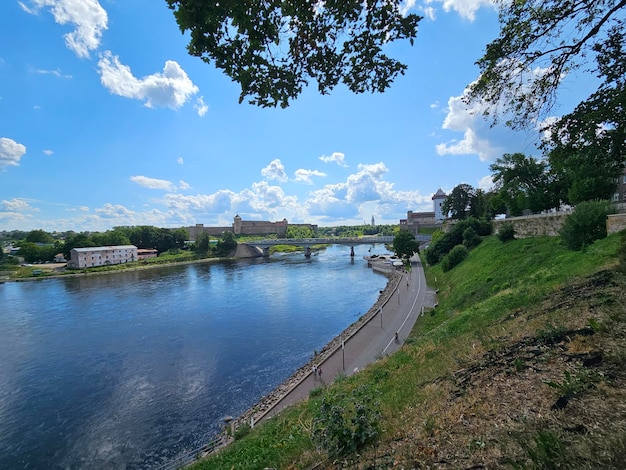 Sicht auf das Schloss Narva in Estland und das Schloss Ivangorod in Russland, das durch die Grenze getrennt ist