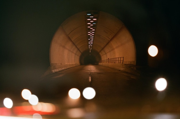 Sicht auf den beleuchteten Tunnel bei Nacht