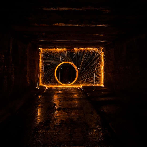 Foto sicht auf den beleuchteten tunnel