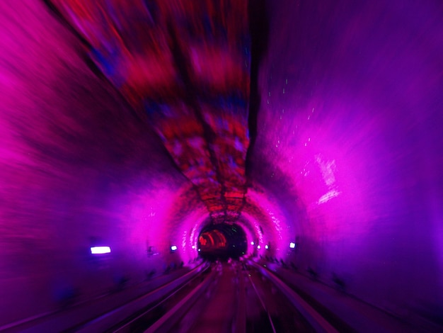 Foto sicht auf den beleuchteten tunnel