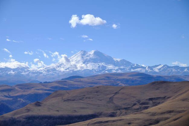 Foto sicht auf den elbrus-djilysu-trakte