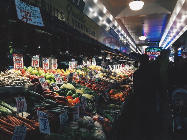 Foto sicht auf den marktstand in der nacht