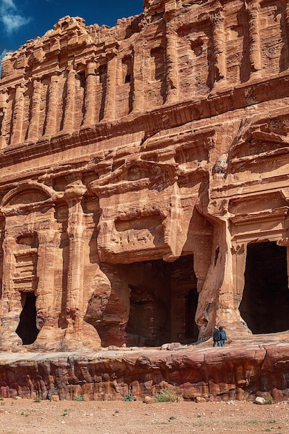 Sicht auf den Tempel und das Gebäude, das in den Sandstein gehauen ist Petra Jordan