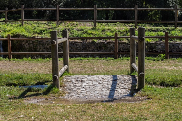 Foto sicht auf die bank auf dem feld