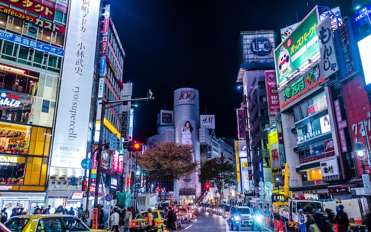 Foto sicht auf die beleuchtete stadt nachts in shibuya, tokio, japan