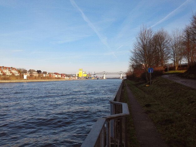 Foto sicht auf die brücke über den fluss