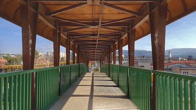 Foto sicht auf die fußgängerbrücke gegen den himmel