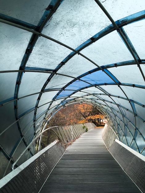 Foto sicht auf die fußgängerbrücke im park