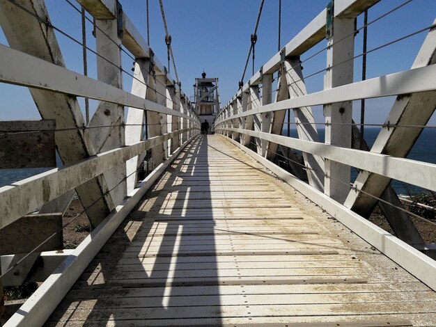 Foto sicht auf die fußgängerbrücke vor klarem himmel