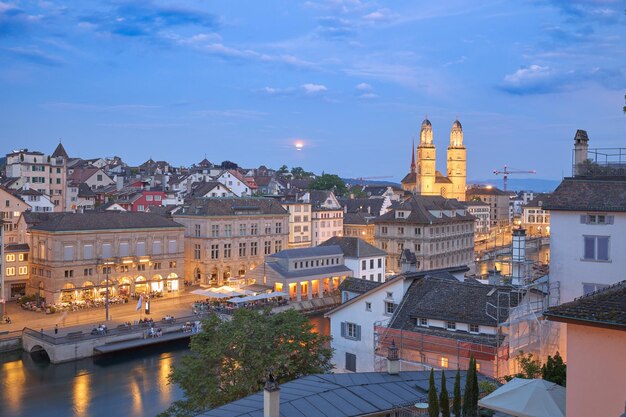 Foto sicht auf die grossmunster-kirche in zürich, schweiz