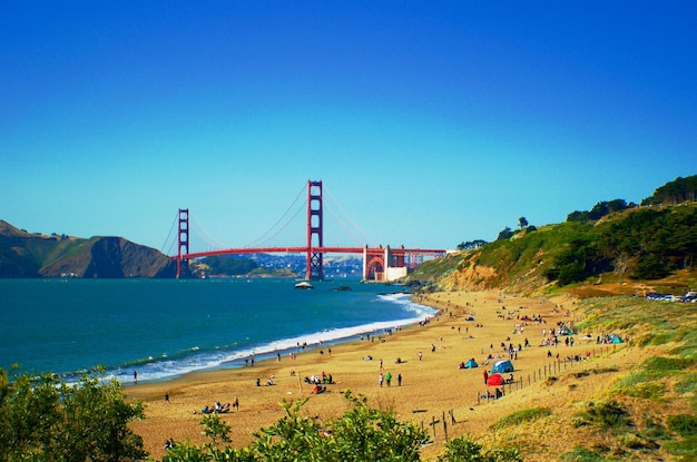 Foto sicht auf die hängebrücke am strand