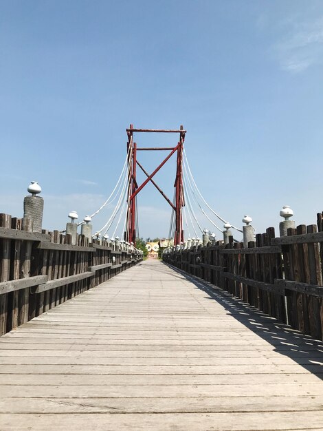 Foto sicht auf die hängebrücke gegen den himmel