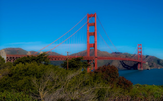 Sicht auf die Hängebrücke vor klarem blauen Himmel