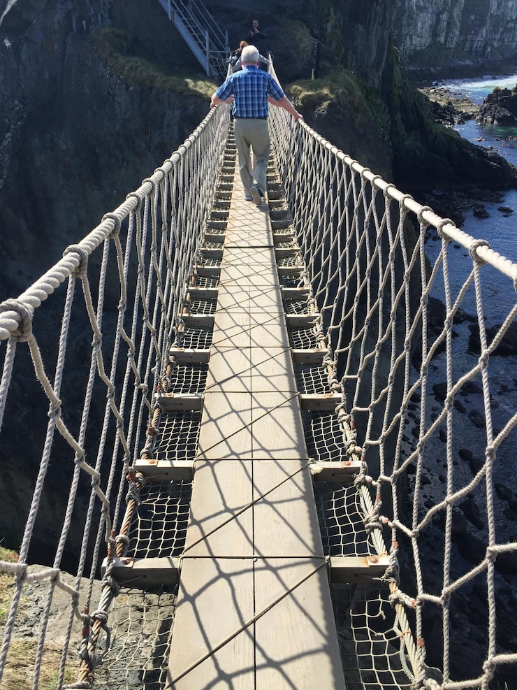 Foto sicht auf die hängebrücke