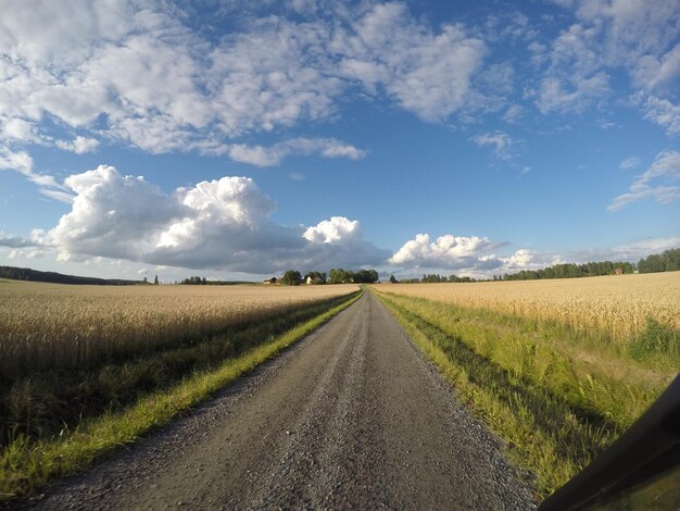 Sicht auf die Landstraße entlang der Landschaft