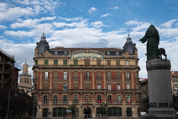 Sicht auf die öffentliche Bibliothek auf der Plaza San Francisco de Asis in Pamplona Navarra Spanien