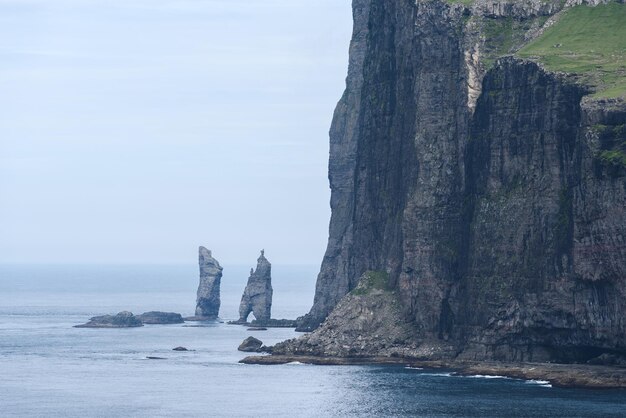 Foto sicht auf die risin og kellingin-meereshaufen vom dorf tjornuvik auf den färöerinseln