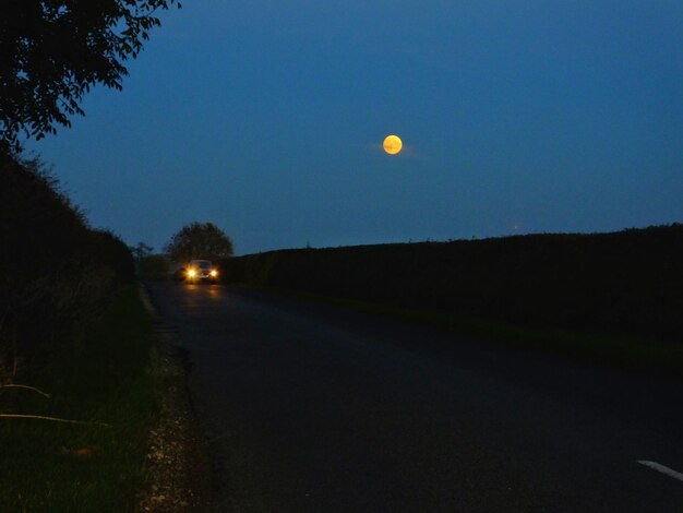 Foto sicht auf die straße in der nacht