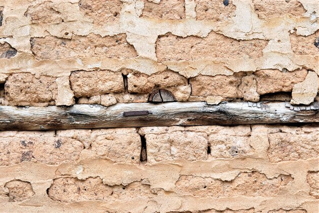 Sicht auf die verwitterte Mauer