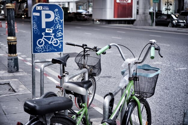 Foto sicht auf ein fahrrad, das auf der straße geparkt ist