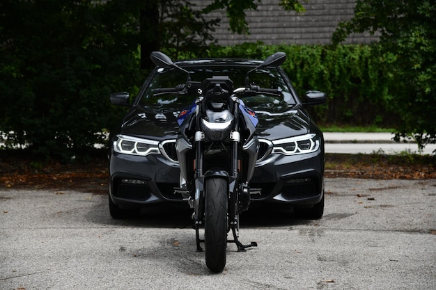 Foto sicht auf ein motorrad mit einem auto
