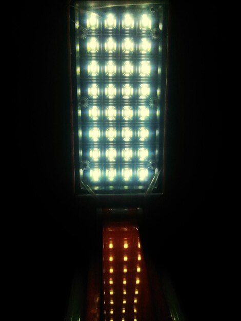 Foto sicht auf eine beleuchtete elektrische lampe in einem dunklen raum