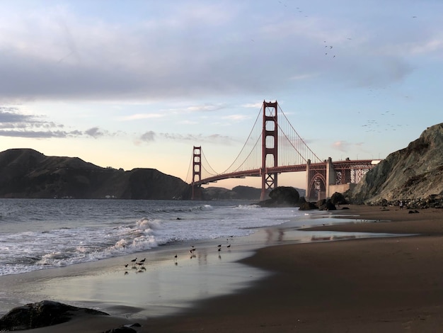 Foto sicht auf eine hängebrücke über dem meer