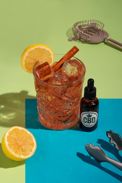 Foto sicht auf einen alkoholischen cocktail mit cbd-öl-infusion