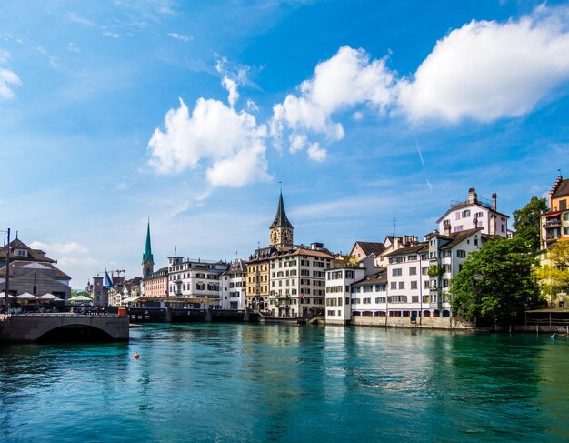 Sicht auf Gebäude am Ufer vor bewölktem Himmel
