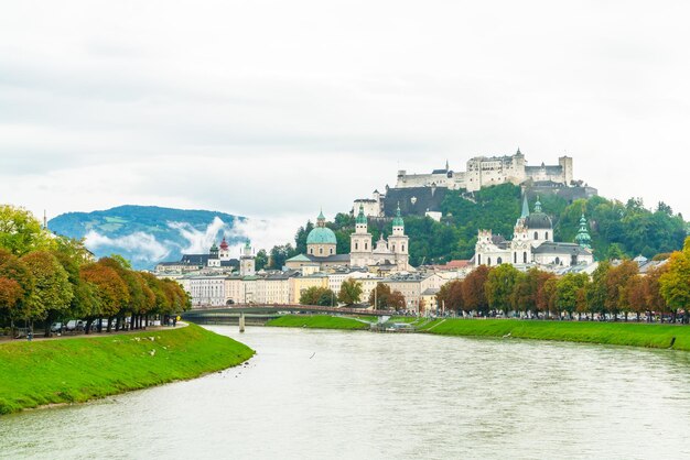 Sicht auf Gebäude durch den Fluss gegen den Himmel