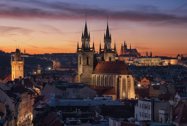 Sicht auf Gebäude in der Stadt bei Sonnenuntergang
