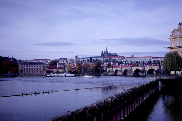 Sicht auf Gebäude und Brücke mit Fluss im Vordergrund